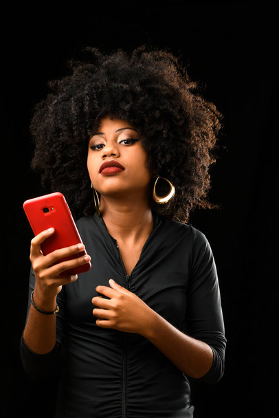 Афро-бразильская девушка с помощью мобильного телефона, подключенного онлайн - Фото, изображение