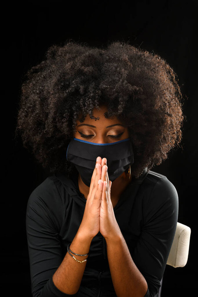Девушка с большими африканскими волосами в маске ковид-19 - Фото, изображение