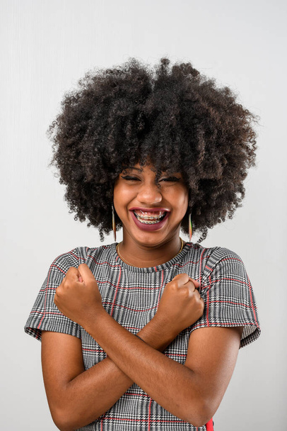  fiatal fekete nő mosolyog, vidám - Fotó, kép