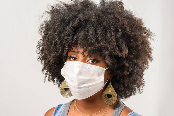 nuori tyttö yllään suojaava naamio koronavirus pandemia, covid-19 - Valokuva, kuva