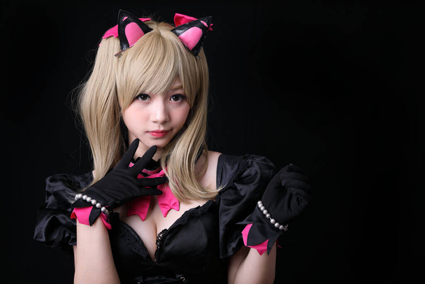 Portrait du Japon anime cosplay fille isolé en fond noir - Photo, image
