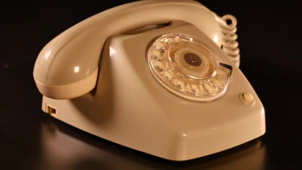 Retro antico telefono rotante su sfondo nero 4K - Filmati, video