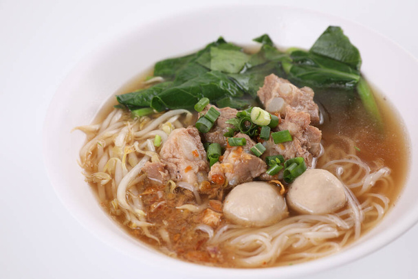 Местная тайская еда, лапша с мясом и свининой изолированы в белом фоне - Фото, изображение