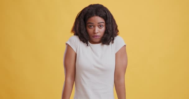 Decepcionada chica afroamericana encogiéndose de hombros, rechazando su culpa
 - Metraje, vídeo