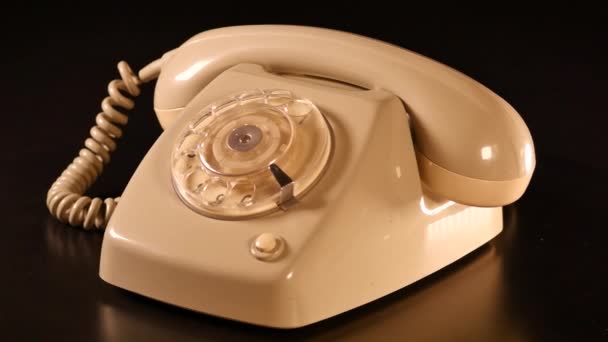 Retro starožitný telefon rotující na černém pozadí 4K - Záběry, video