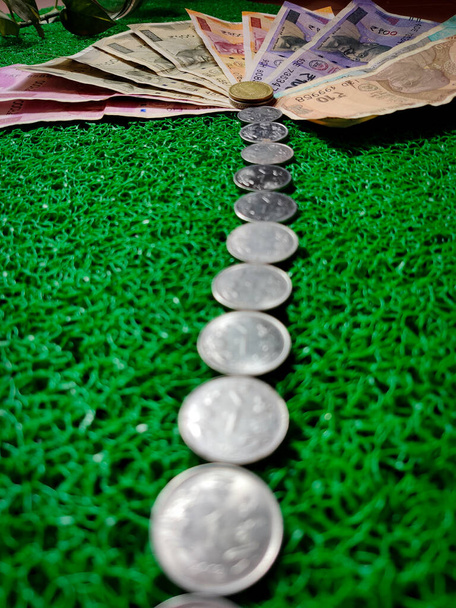 2000-luvun, 500:n, 200:n, 100:n, 50:n, 10:n ja intialaisten rupioiden setelit vihreällä taustalla. - Valokuva, kuva