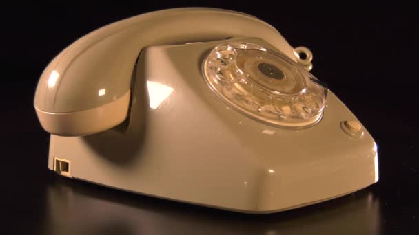Teléfono antiguo retro girando sobre fondo negro 4K - Imágenes, Vídeo