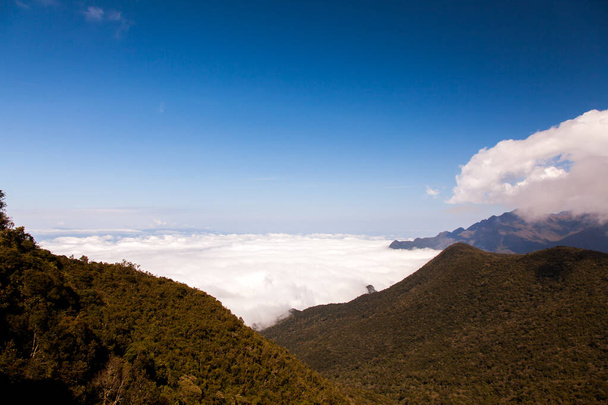 Krajobraz górski z chmurami poniżej - Zdjęcie, obraz