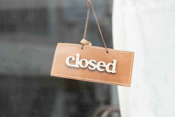 Tut uns leid, wir sind geschlossen Schild hängen außerhalb eines Restaurants, Geschäfts, Büros oder anderen - Foto, Bild
