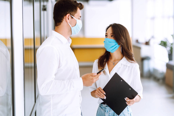 Business people with face mask working in the office. The concept of preventing the spread of the epidemic and treating coronavirus, pandemic in quarantine city. Covid-19. - Φωτογραφία, εικόνα