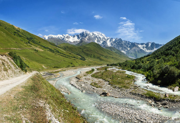 Tie Shkar jäätikölle, jokilaakso vuorilla, tie joen varrella, Ushguli, Kaukasus, Georgia - Valokuva, kuva
