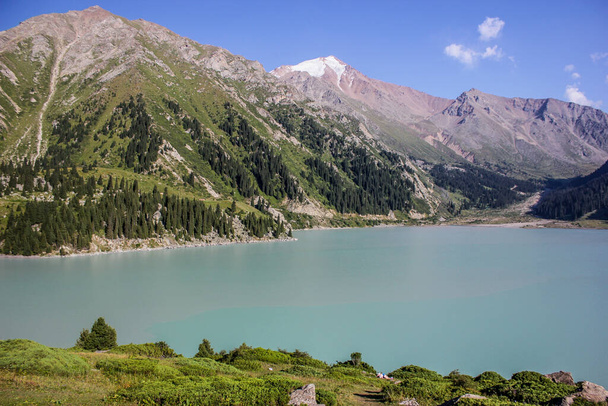 beautiful  mountain lake on background - Foto, imagen