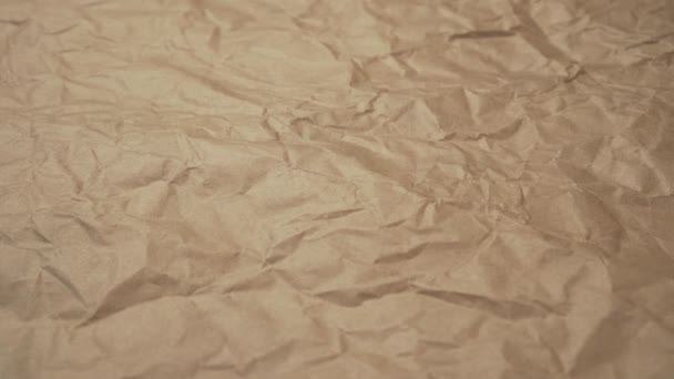 Murskattu nuhjuinen kääre ruskea paperi lähikuva. Abstrakti kuvioitu tausta - Materiaali, video