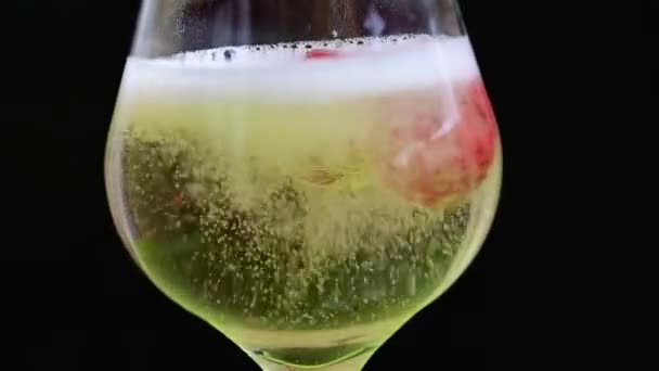 glas met champagne en aardbeien op donkere achtergrond, romantisch concept  - Video