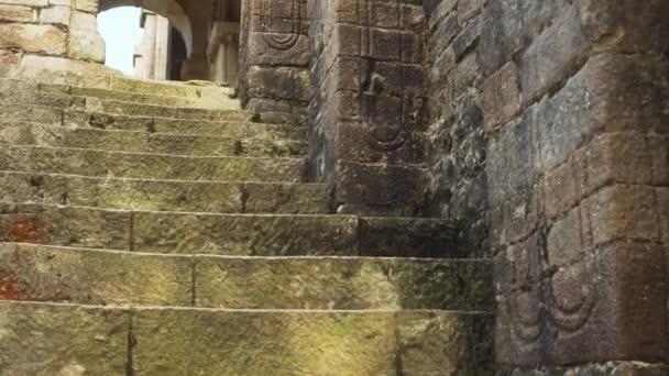 Antigua escalera de piedra antigua de la iglesia católica española. Murallas cubiertas de musgo y arco. Viajes históricos
 - Metraje, vídeo
