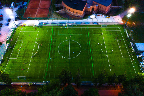 Letecký pohled na fotbalový stadion osvětlený jupiterem večer. - Fotografie, Obrázek
