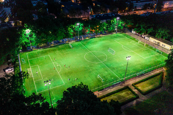 Stadio di calcio serale in serata, vista aerea dal drone - Foto, immagini