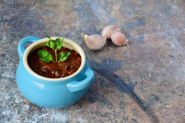 自家製のビーガンチリ黒豆トマトスープは、ゴマとパセリのみじん切りを飾る - 写真・画像