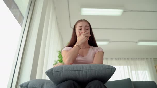 zdrowie psychiczne, kobieta siedzi zestresowany przez okno, w stanie epidemii covid -19, powodując, że traci pracę - Materiał filmowy, wideo