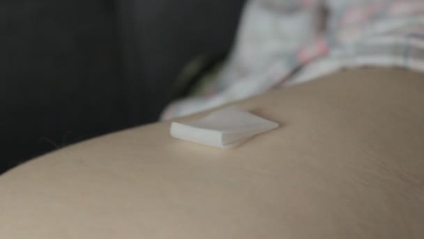 Femme administre l'auto-injection dans ses fesses - Séquence, vidéo
