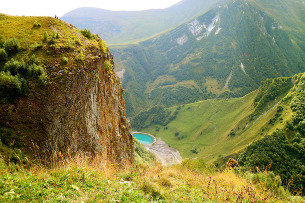Καταπληκτική θέα της κοιλάδας του διαβόλου στο βουνό του Καυκάσου, όπως φαίνεται από τη στρατιωτική εθνική οδό της Γεωργίας, Gudauri, Γεωργία - Φωτογραφία, εικόνα