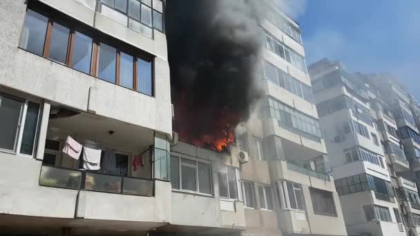 Brandstichting of brand ramp - brandende vlam in bewoonbaar gebouw met appartementen. Opwarmingswarmte. - Video