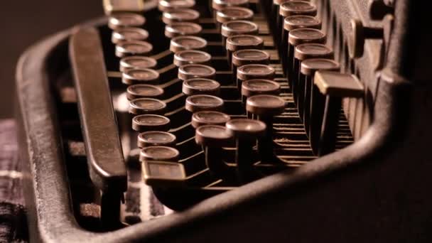 Kirjoittaminen vintage retro kirjoituskoneen - Materiaali, video