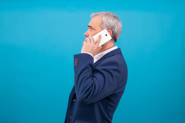 businessman with mobile phone isolated from profile - Foto, Imagen