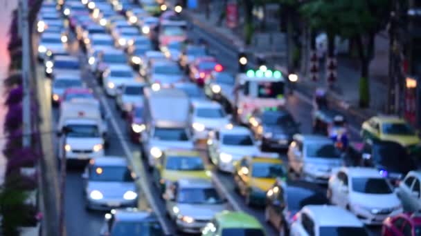 Bokeh αφηρημένη θολή φόντο εορταστική κόκκινο φανάρια αυτοκίνητο στο δρόμο αφρώδη κυκλική κίνηση animate 3D. Backdrop με αναβοσβήνει φωτεινό σχήμα αναβοσβήνει φώτα στη σύγχρονη πόλη - Πλάνα, βίντεο