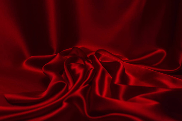 Červené hedvábí nebo saténový luxusní textura tkaniny lze použít jako abstraktní pozadí. Horní pohled - Fotografie, Obrázek