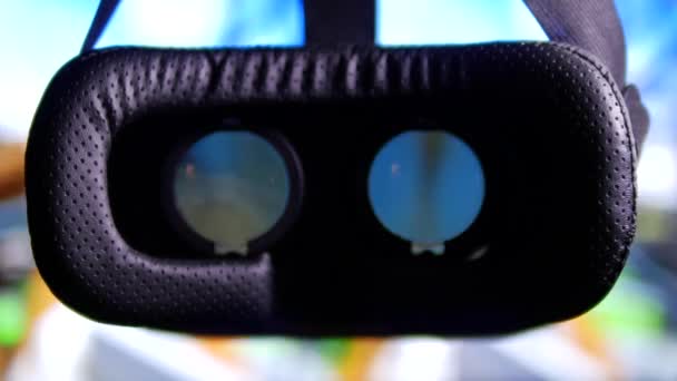 Virtuaalitodellisuus lasit lähikuva hämärtynyt cororful VR tausta animaatio - Materiaali, video