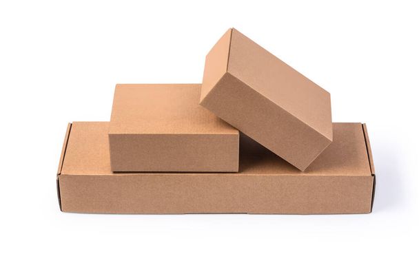 fermer une pile de boîtes en carton sur un fond blanc avec un chemin de coupe - Photo, image