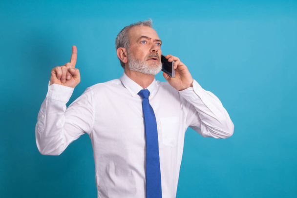 ізольований дорослий бізнесмен розмовляє на мобільному телефоні
 - Фото, зображення