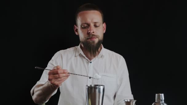Barkeeper legt Zuckerpulver in Shaker, während er alkoholischen Cocktail zubereitet - Filmmaterial, Video