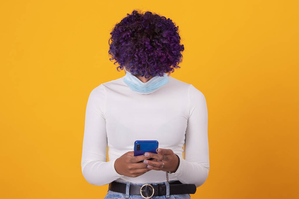дівчина або жінка з маскою обличчя та мобільним телефоном ізольовані на фоні
 - Фото, зображення