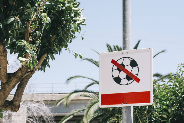 Zakázané znamení hrát si s míčem na ulici vedle hřiště. Jemné upozornění, pouliční hra, svoboda nebo nebezpečné koncepce - Fotografie, Obrázek