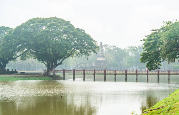 Tailandia. Sukhothai. Una hermosa vista del Parque Histórico de la ciudad
. - Foto, Imagen