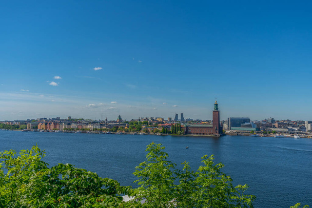 A stockholmi városháza (Stockholm stadshus). Kilátás Malaren tó a Sodermalm kerület. - Fotó, kép
