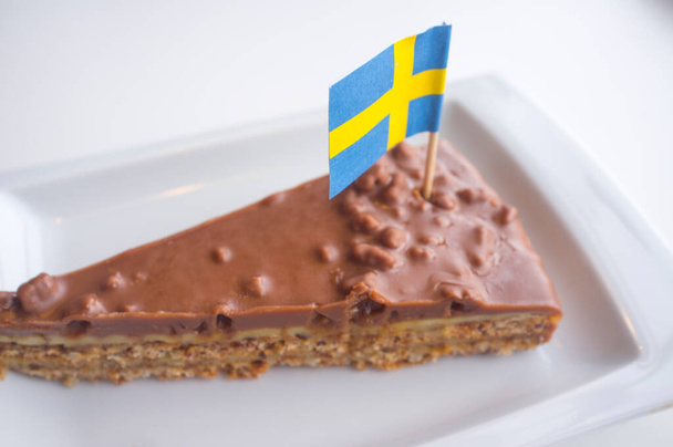 Daim pastel de chocolate con la bandera de Suecia. Primer plano.
 - Foto, imagen