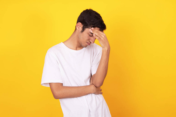 mladý muž teenager izolované na barevném pozadí - Fotografie, Obrázek
