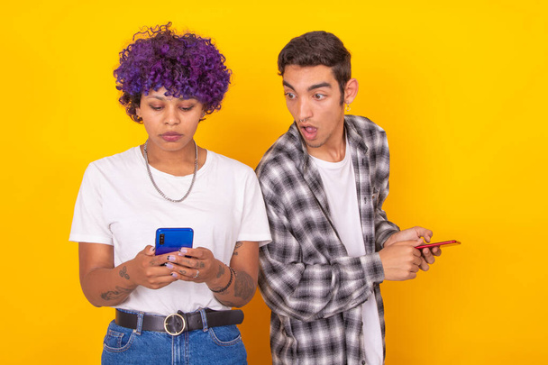 ζευγάρι αγοριών και κοριτσιών με κινητό τηλέφωνο απομονωμένο στο παρασκήνιο - Φωτογραφία, εικόνα