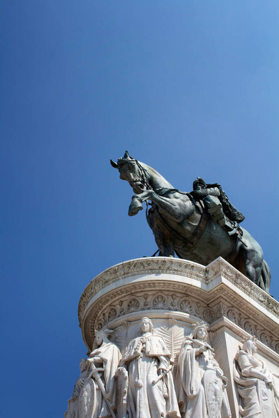 Statue of Victor Emmanuel II at Piazza Venezia in Rome - Foto, immagini