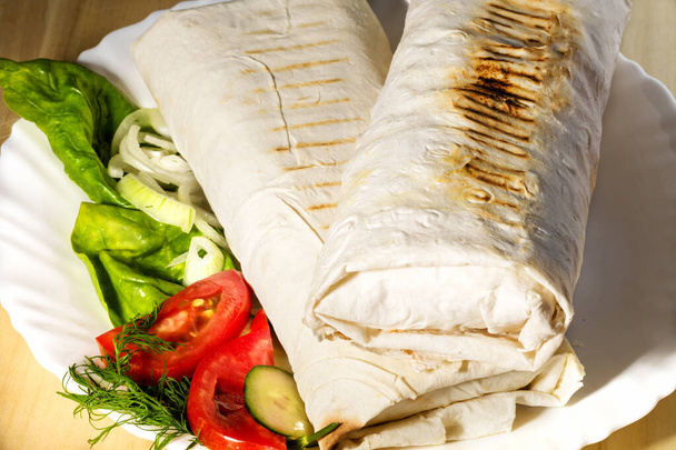 Burrito envuelve con pollo y verduras en pan de pita, shawarma
. - Foto, Imagen