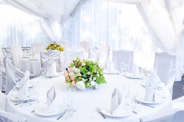 Svatba jednoduchý venkovní stůl nastavení v bílém venkovním stanu. - Fotografie, Obrázek