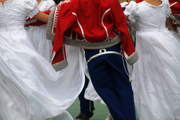 Польська танцювальна виставка на вуличному фестивалі - Фото, зображення