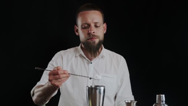 Bartender colocando açúcar em pó em agitador enquanto prepara coquetel alcoólico
 - Filmagem, Vídeo