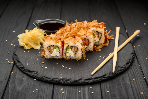 Sushi Bonito s lososem, sýrem a tuňákovými lupínky. Tradiční japonské sushi rolky - Fotografie, Obrázek