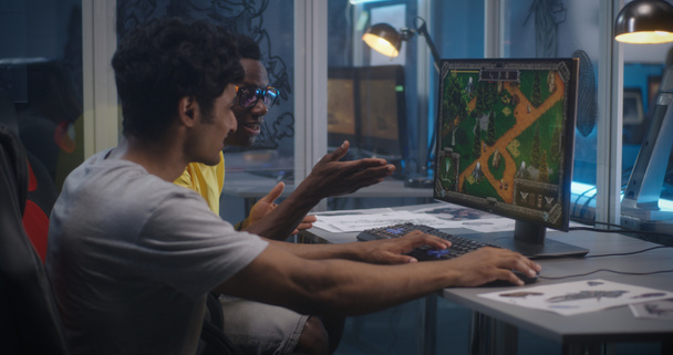 Jovens homens beta testando jogo de vídeo
 - Foto, Imagem