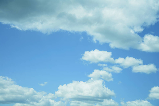 Grands nuages sur un beau ciel bleu en été - Photo, image