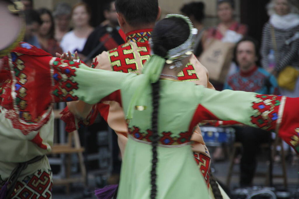 Exposición de danza folclórica rusa en un festival callejero
 - Foto, imagen